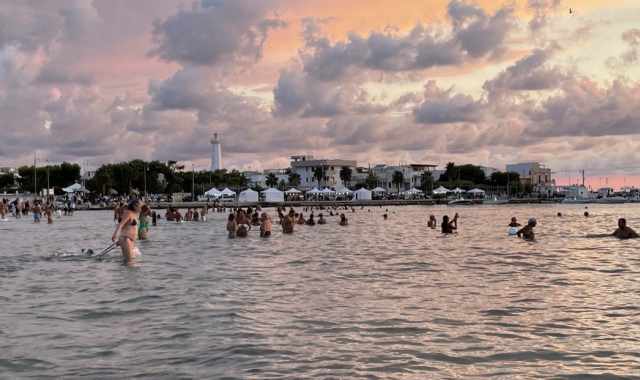 Torre Canne, il rito del bagno in mare all'alba del 1 settembre: Previene i malanni